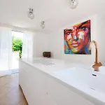 K-sea Boutique De Luxe A *